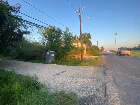 0001 Spark St, Texas City, TX 77591