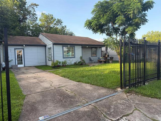 2305 Windsor Ln, Pasadena, TX 77506