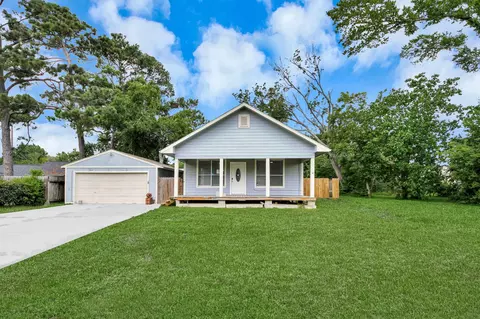 114 N Holmes St, La Porte, TX 77571