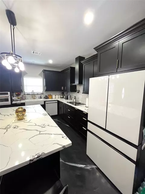 Kitchen - 14952 Forest Castle Rd, Conroe, TX 77306 photo 4 of 8