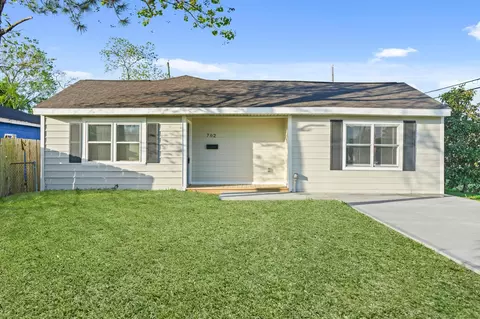 702 S Nugent St, La Porte, TX 77571