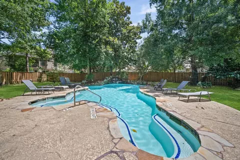 Exterior - 13 Lakeridge Dr, Spring, TX 77381 photo 7 of 9
