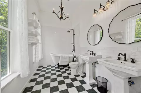 Bath - 102 Clegg St, Trinity, TX 75862 photo 4 of 5