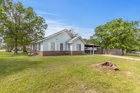 Exterior - 211 15th St, Hempstead, TX 77445 photo 3 of 6