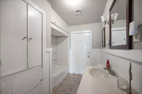 Bath - 211 15th St, Hempstead, TX 77445 photo 2 of 2