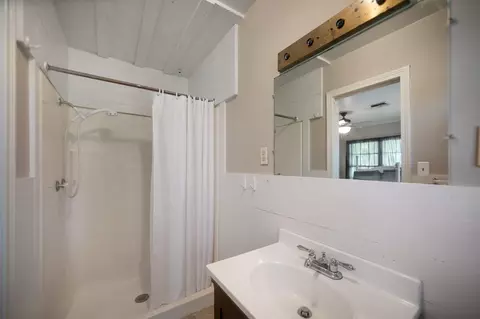Bath - 211 15th St, Hempstead, TX 77445 photo 1 of 2