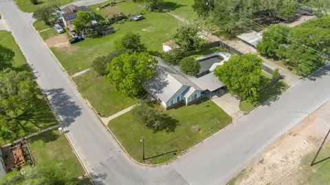 View/Area - 211 15th St, Hempstead, TX 77445 photo 4 of 8