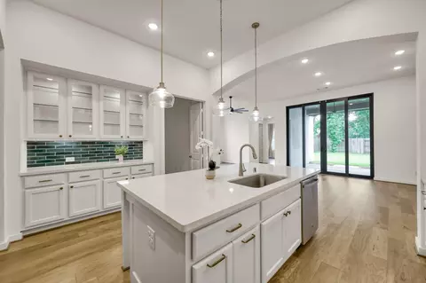 Kitchen - 111 Liatris Ct, Conroe, TX 77304 photo 4 of 5