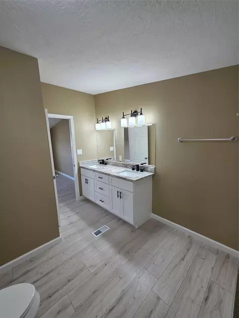 Bath - 16423 Trenda Ct, Conroe, TX 77306 photo 2 of 5