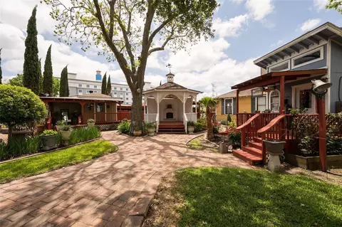 507 8th St, Kemah, TX 77565