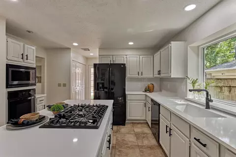 Kitchen - 71 Breezy Point Pl, Spring, TX 77381 photo 3 of 5