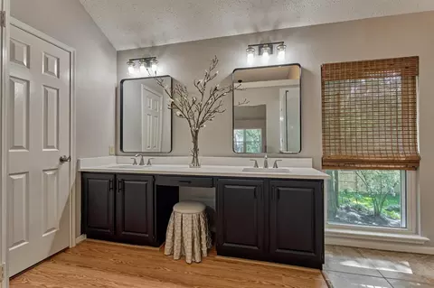 Bath - 71 Breezy Point Pl, Spring, TX 77381 photo 3 of 5