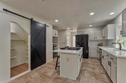 Kitchen - 71 Breezy Point Pl, Spring, TX 77381 photo 5 of 5