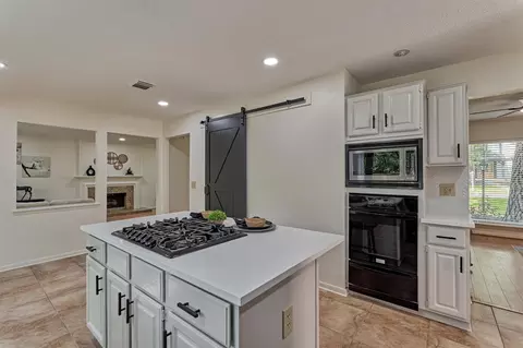 Kitchen - 71 Breezy Point Pl, Spring, TX 77381 photo 4 of 5