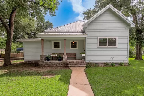 105 N Texas St, Madisonville, TX 77864
