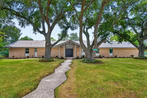 218 Bay Colony Cir, La Porte, TX 77571