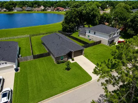 307 Twin Lakes Blvd W, West Columbia, TX 77486