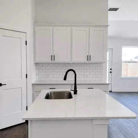 2241 W Post Oak Cir, Dayton, TX 77535