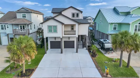 425 Amanda Cir, Tiki Island, TX 77554