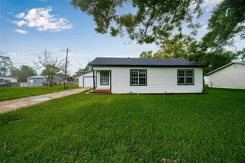 605 Pine St, Sweeny, TX 77480 photo 1