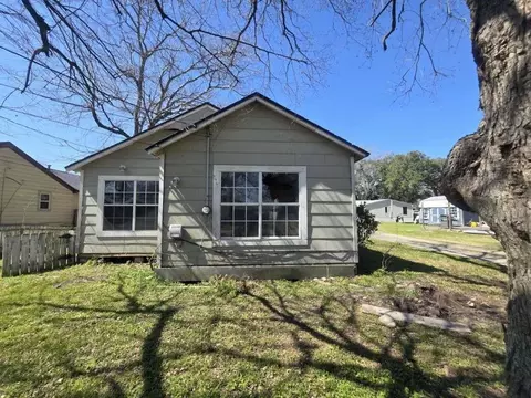 208 S 6th St, Highlands, TX 77562