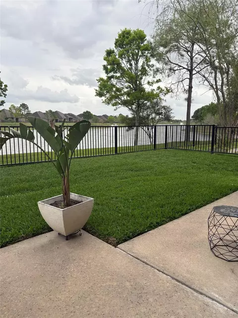 1905 Cayman Bend Ln, Pearland, TX 77584