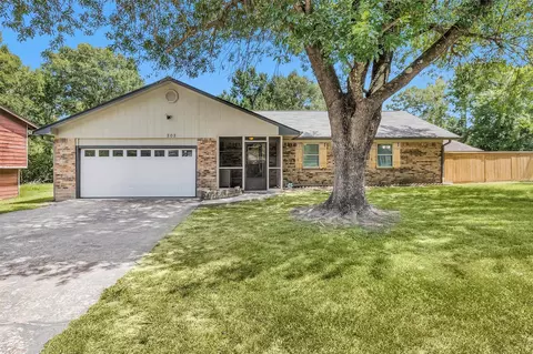 202 Twin Harbors Dr, Onalaska, TX 77360