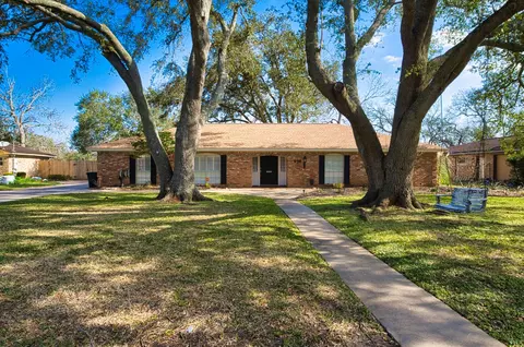 436 Forest Dr, Lake Jackson, TX 77566