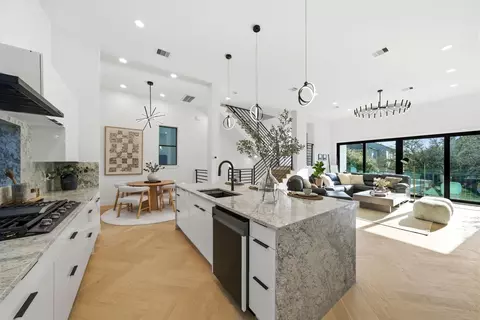 809 Memorial Heights Dr, Houston, TX 77007