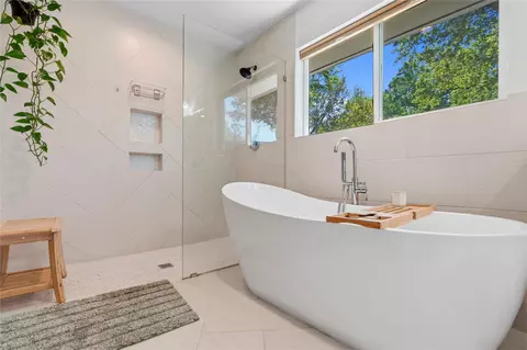 Bath - 102 Enchanted Oaks Ct, Spring, TX 77388 photo 2 of 4