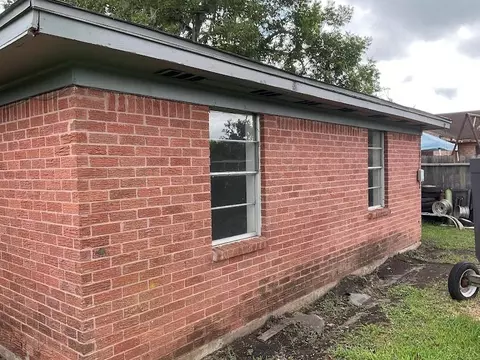 Exterior - 609 W 6th St, Sweeny, TX 77480 photo 2 of 3