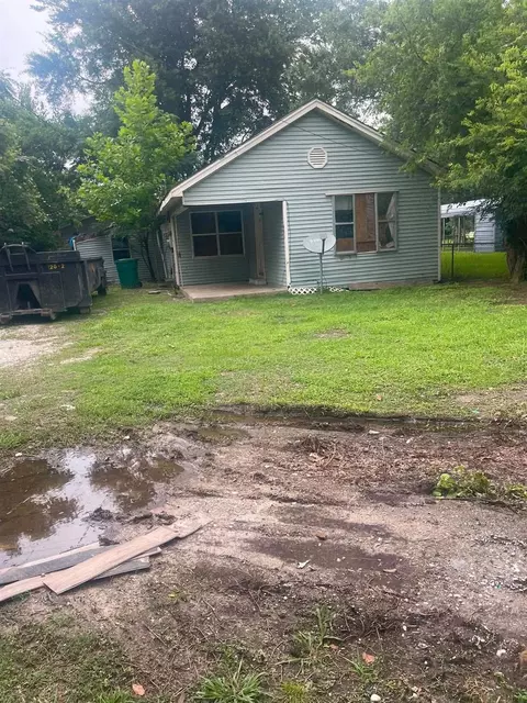 406 4th St, Orange, TX 77630