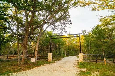 12504 Red Hill Rd, Hearne, TX 77859