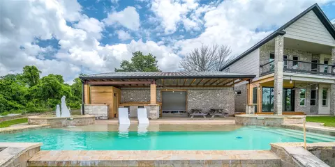 206 Elm St, Highlands, TX 77562