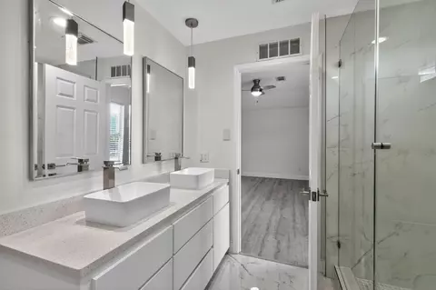 Bath - 918 Ivycroft Ln, Spring, TX 77373 photo 3 of 4