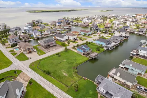 1302 1306 Maui Dr, Tiki Island, TX 77554