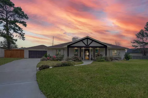 8 Cambridge Cir, Conroe, TX 77304