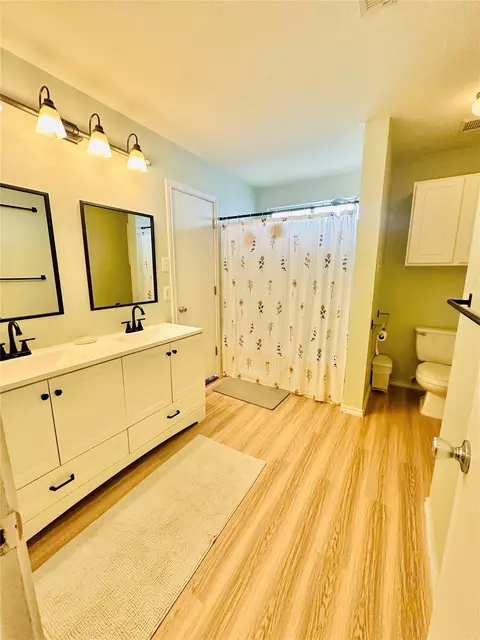 Bath - 602 Lavaca Loop, Elgin, TX 78621 photo 2 of 3