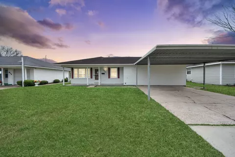900 S Circle Dr, Baytown, TX 77520