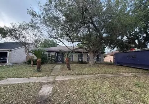 829 Willow Creek Dr, La Porte, TX 77571