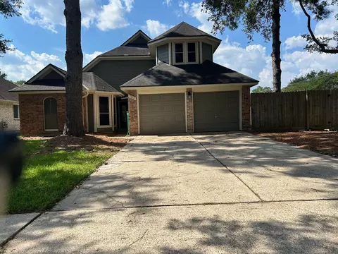 702 Regency Ct, Friendswood, TX 77546