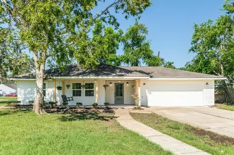 501 Elm St, Lake Jackson, TX 77566