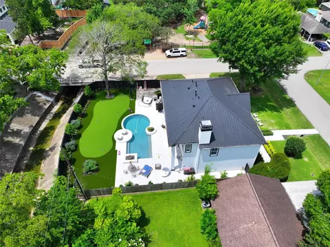 8745 Tollis St, Houston, TX 77055