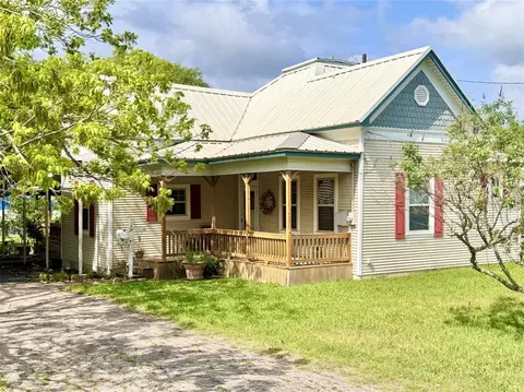 706 West St, Yoakum, TX 77995