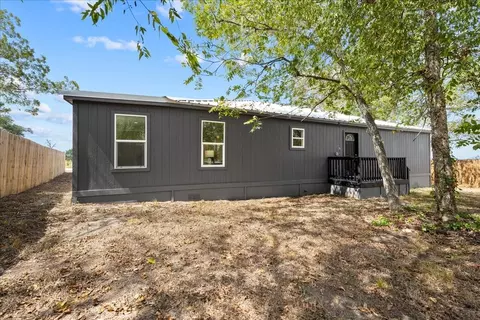 Exterior - 105 Willow Dr, Flatonia, TX 78941 photo 4 of 7