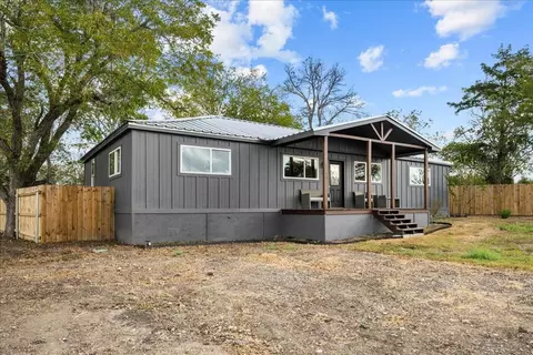 Exterior - 105 Willow Dr, Flatonia, TX 78941 photo 1 of 7