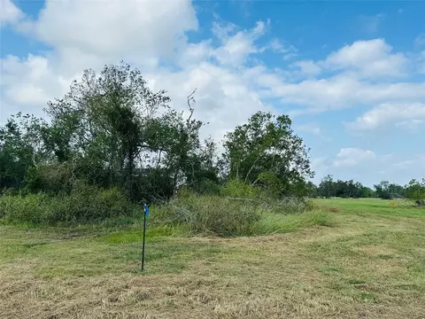 101 Trailblazer Dr, Angleton, TX 77515 photo 4