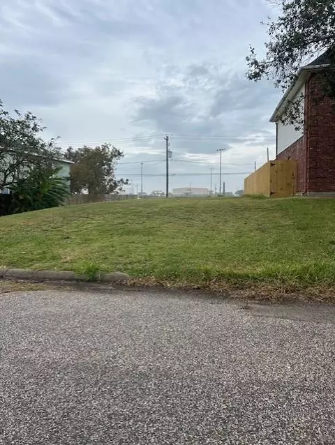 3215 Kleinmann, Galveston, TX 77551