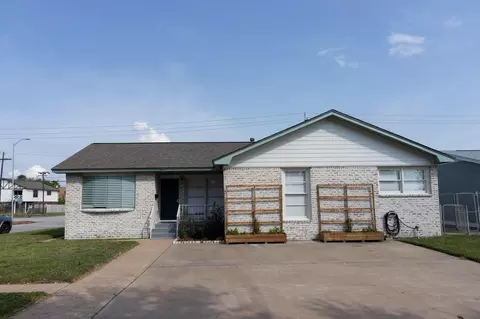 7218 Sycamore Dr, Galveston, TX 77551