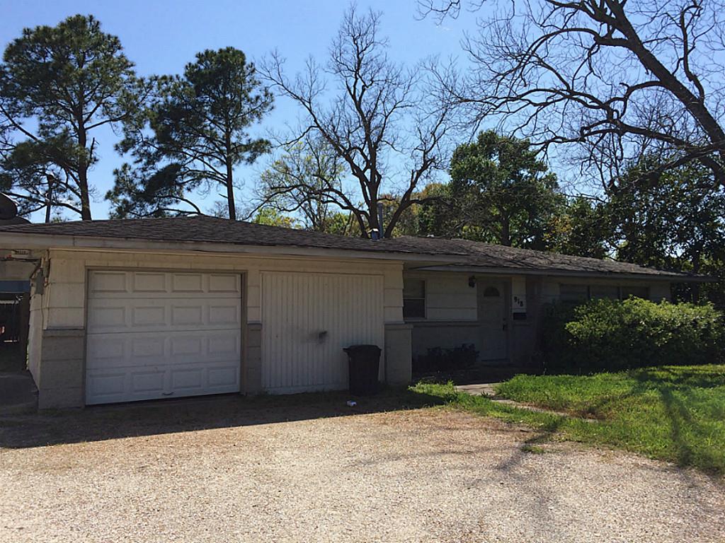 918 E Cedar St, Angleton, TX 77515 photo 1